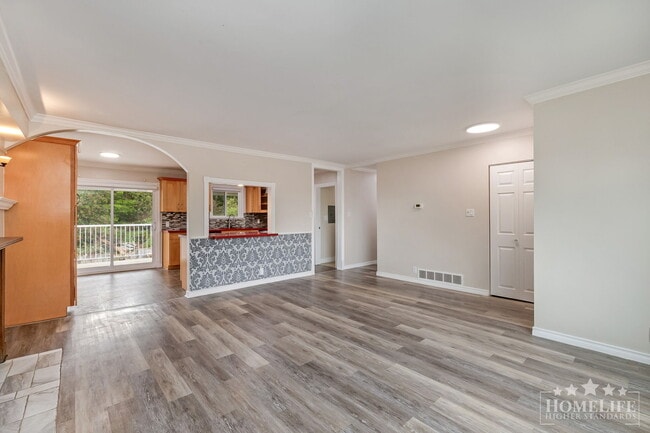 Building Photo - Bright 3 Bedroom Upper Level Home in Cedar Hills Surrey Spacious Family Living