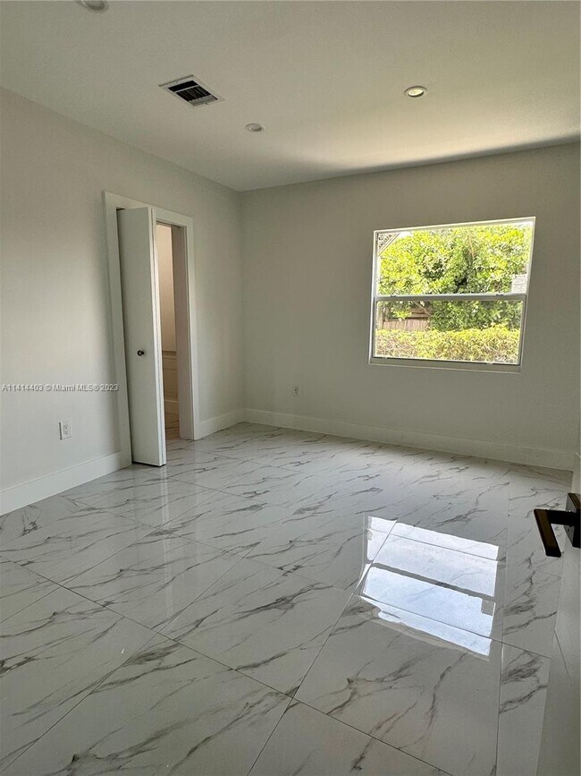 Foto del edificio - 2968 SW 16th St