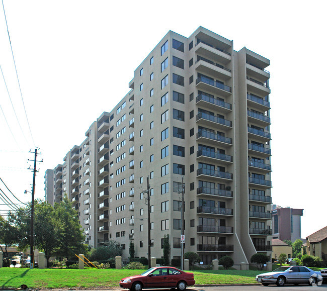 Building Photo - Towers Of Town Lake