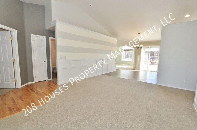 Building Photo - Immaculate Single-Level Home