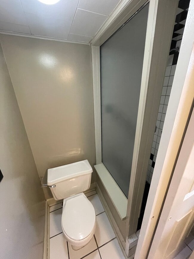 Building Photo - Studio Garage Apt