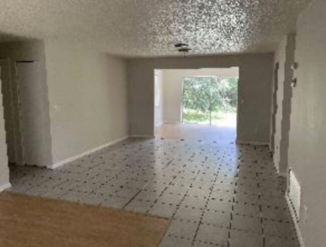 Building Photo - 3 Bedroom, 2 Bath Deltona Home Ready for I...