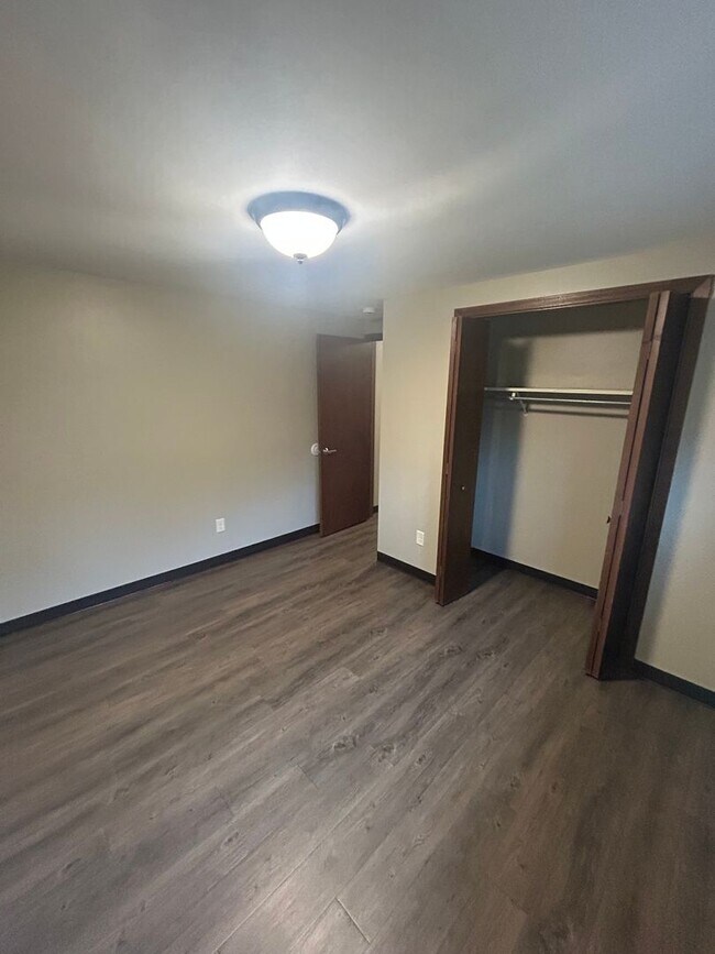 Foto del edificio - 703-705 Woodbine Ave