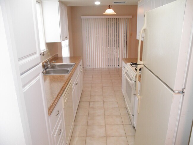Foto del edificio - 6725 Lancret Hill Dr