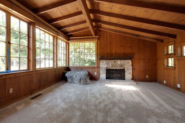 Building Photo - 3 Bedroom, 2 Bath - Available Through Dece...