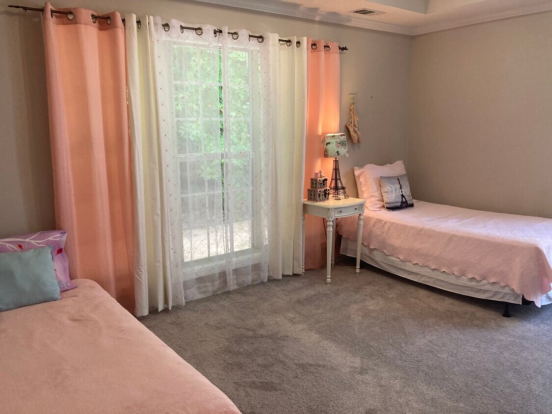 Foto principal - 215 Brookstone Point