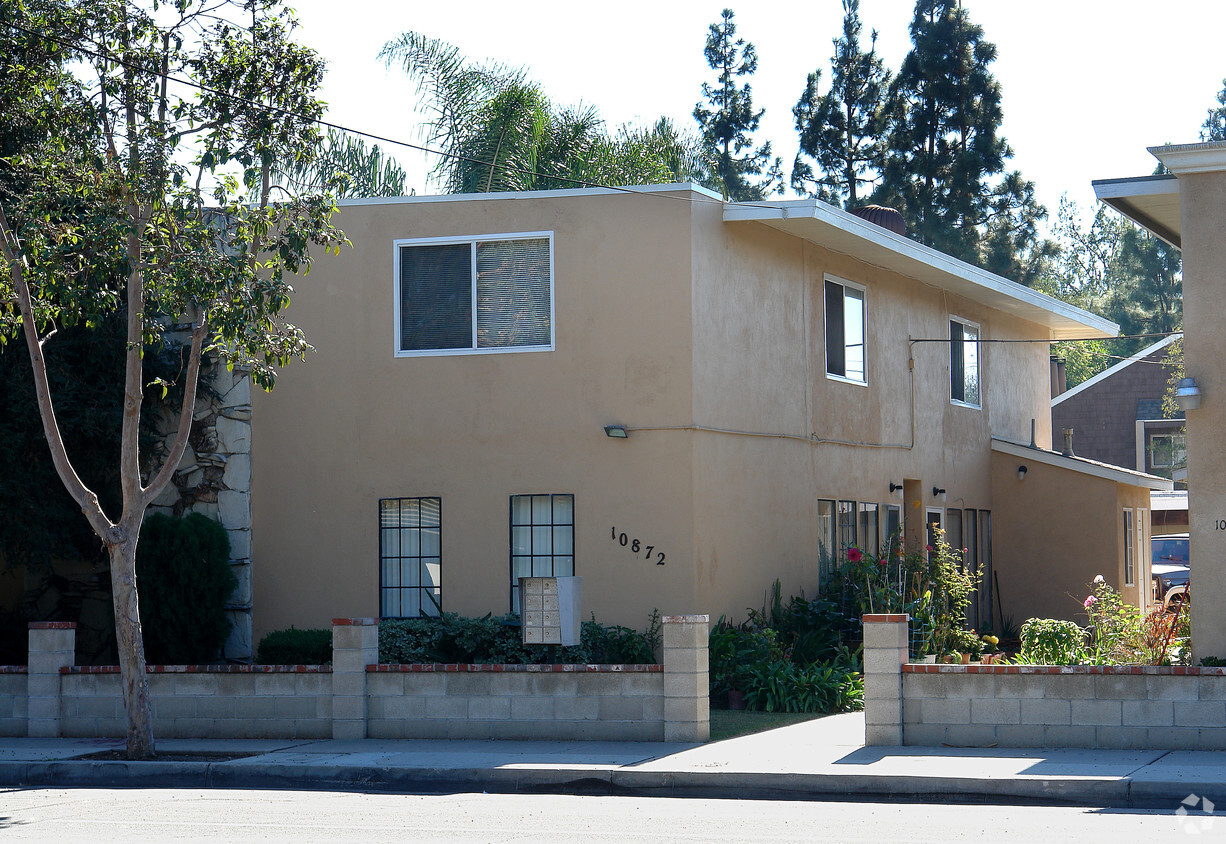Foto principal - 10872 Lampson Ave