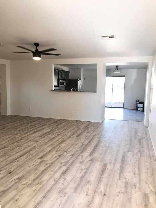 Foto del edificio - Spacious 3-bedroom plus den in North Phoenix