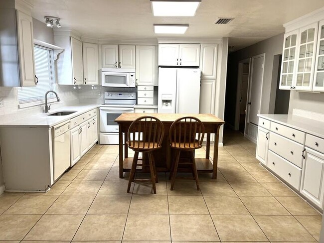 Building Photo - 523 Spring Oaks Blvd