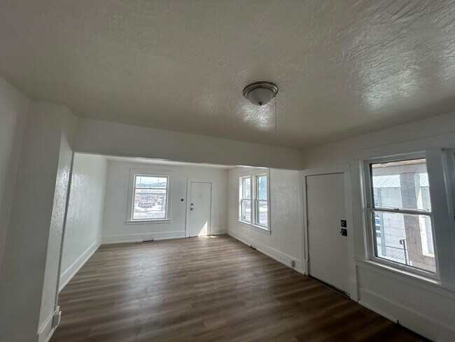 Foto del edificio - 1355 N Harrison Ave