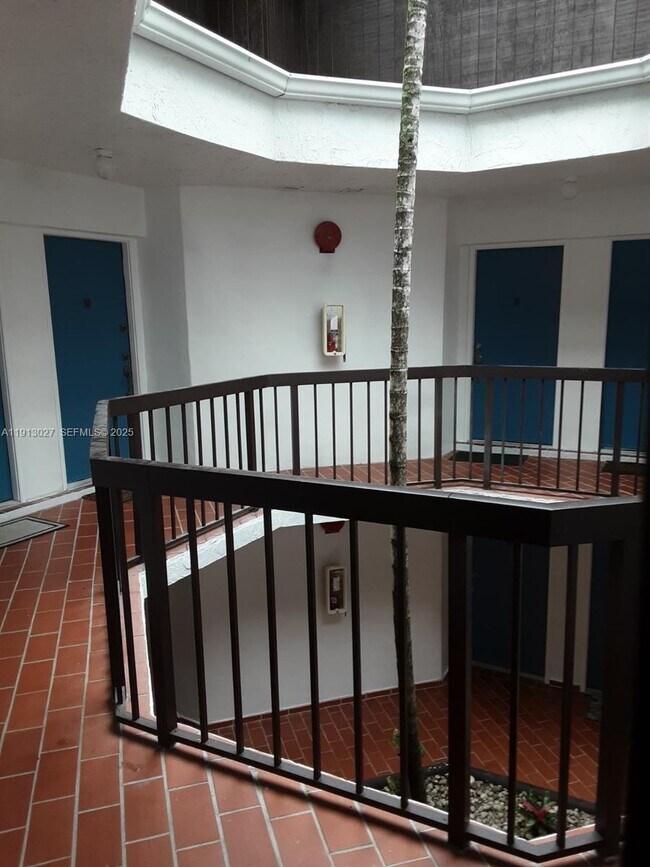 Building Photo - 9409 Fontainebleau Blvd