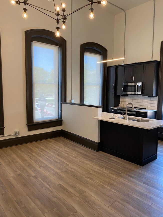 Building Photo - 102 S Main St