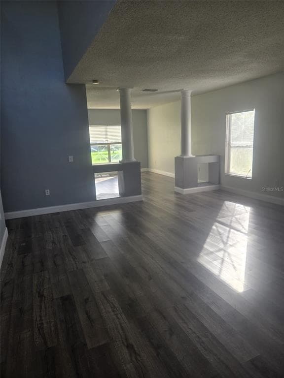 Building Photo - 2500 Jasmine Trace Dr