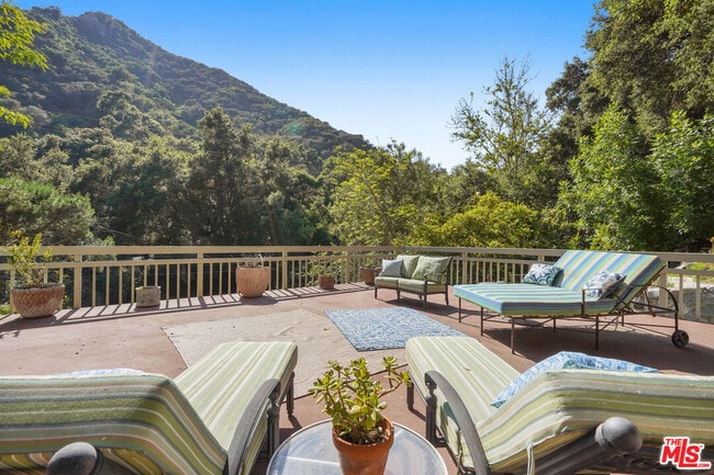 Building Photo - 964 Old Topanga Canyon Rd