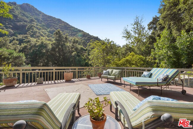 Foto del edificio - 964 Old Topanga Canyon Rd