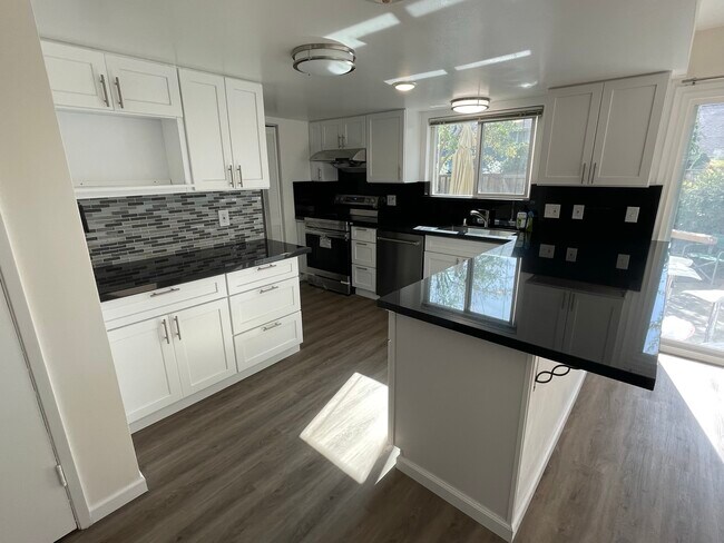 Building Photo - 68 Miramonte Dr