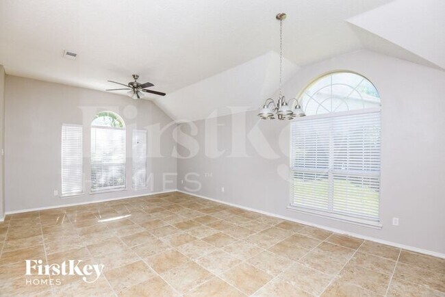 Foto del edificio - 8201 Cedarcrest Ln