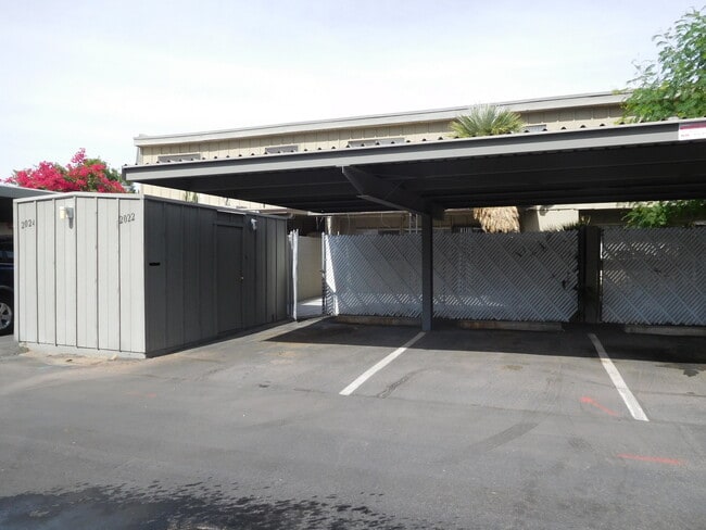 Building Photo - Available Now!! 3BEDS/2BATH LARGE TOWN-HOM...
