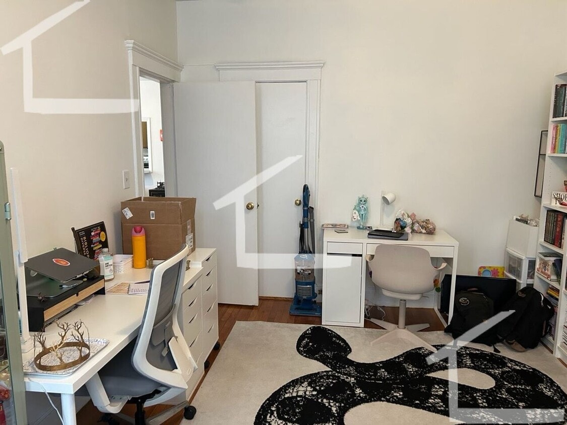 Building Photo - Spacious apt, eat-in kitchen, hardwood floors