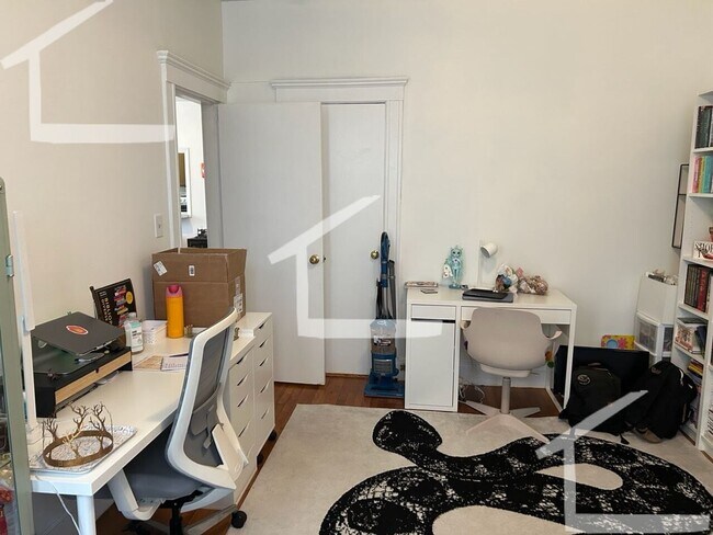Building Photo - 229 Kelton St