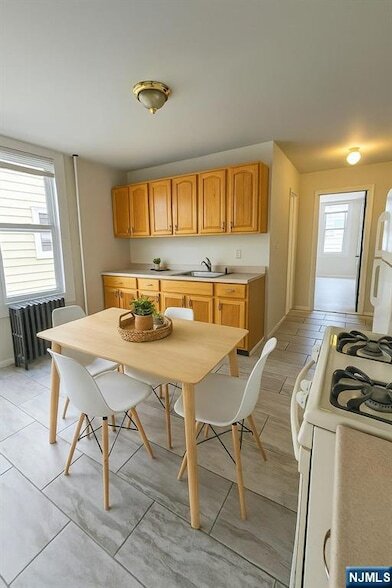 Building Photo - 458-460 Leslie Street Unit 2L