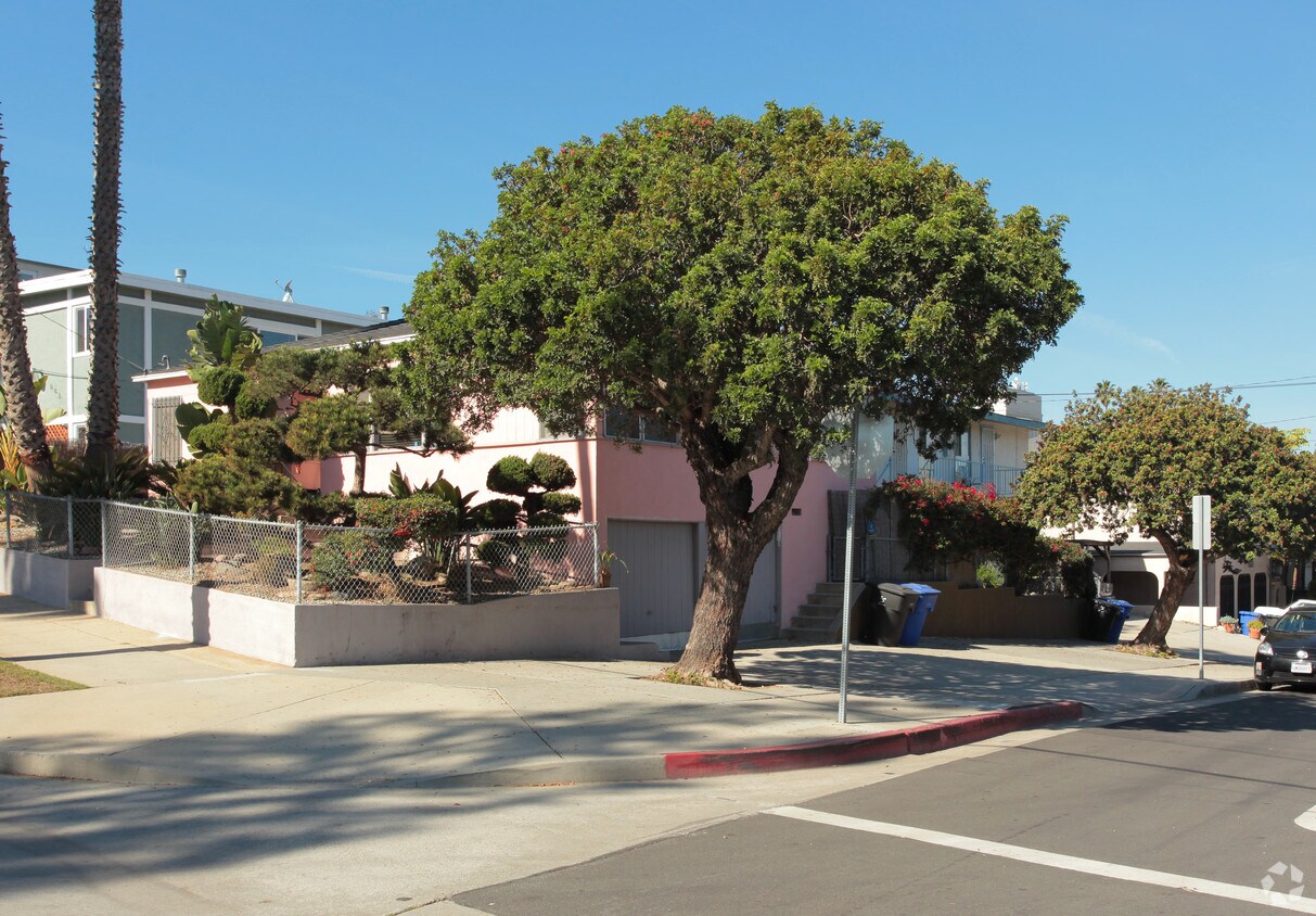 Primary Photo - 649 Pacific St