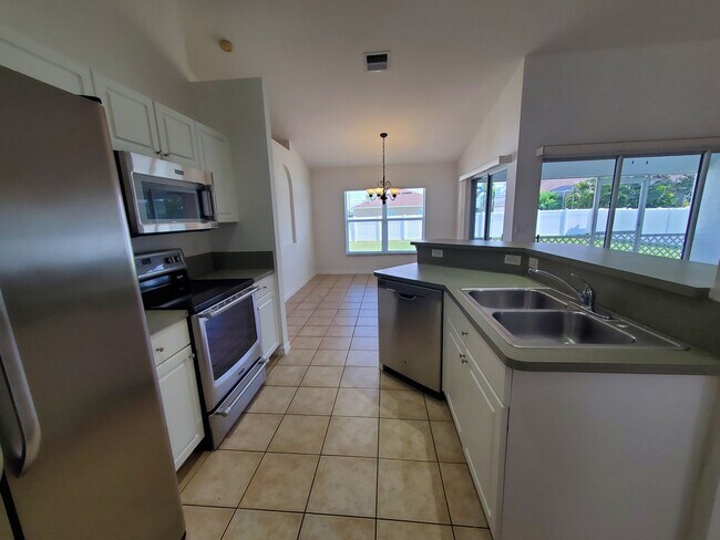 Building Photo - Fenced Yard SW area 3/2 Rent Ready