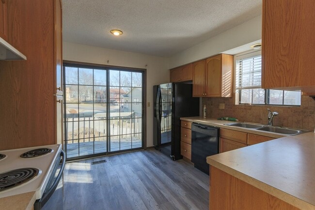 Building Photo - {8515} Walking distance to South Lake Park + 2 Car Attached Garage + Deck!