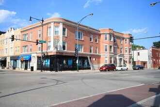Building Photo - 1412 W Montrose Ave