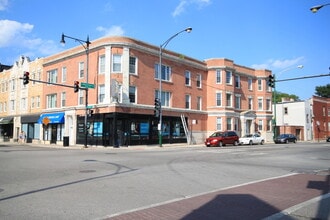 Building Photo - 1414 W Montrose Ave