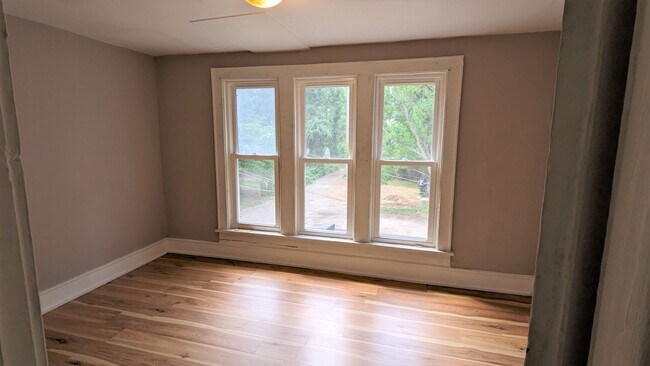 Building Photo - 121 E Holbrook Ave