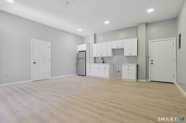 Building Photo - 215-219 Bank St