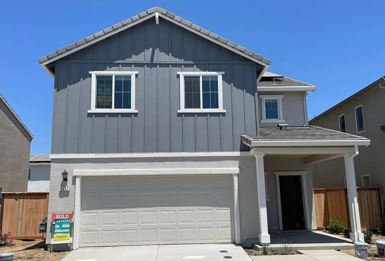 Primary Photo - 4 Bed 2.5 Ba 2 Story 2 Car