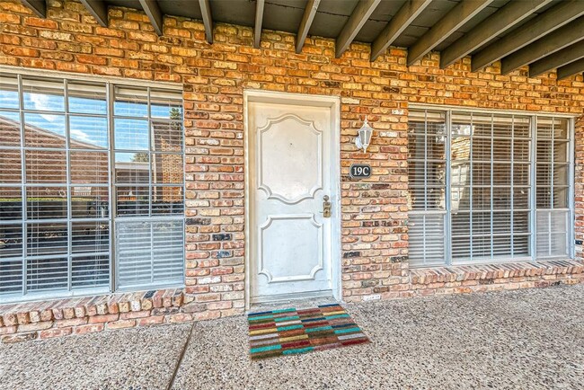 Building Photo - 2101 Fountain View Dr