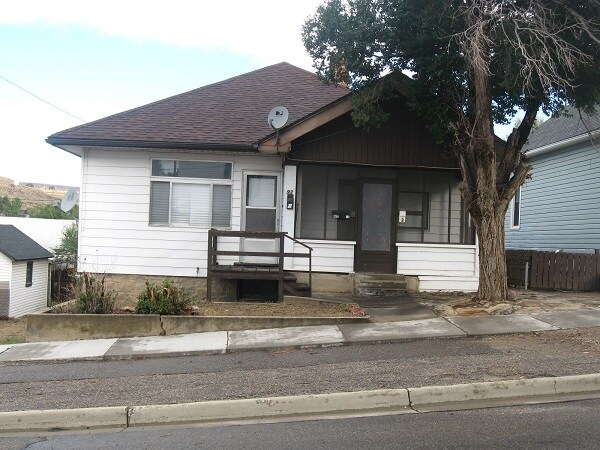 Primary Photo - 3-Plex Multi-Family Investment Property