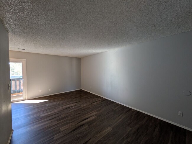 Building Photo - Updated 1 bedroom 1 bathroom in High Hollows!