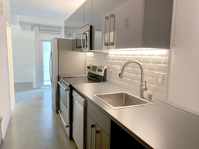 Full size kitchen - 766 Harrison