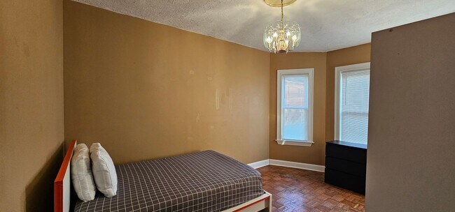 Building Photo - 3Bed Near Red Line with Central A/C; Great...