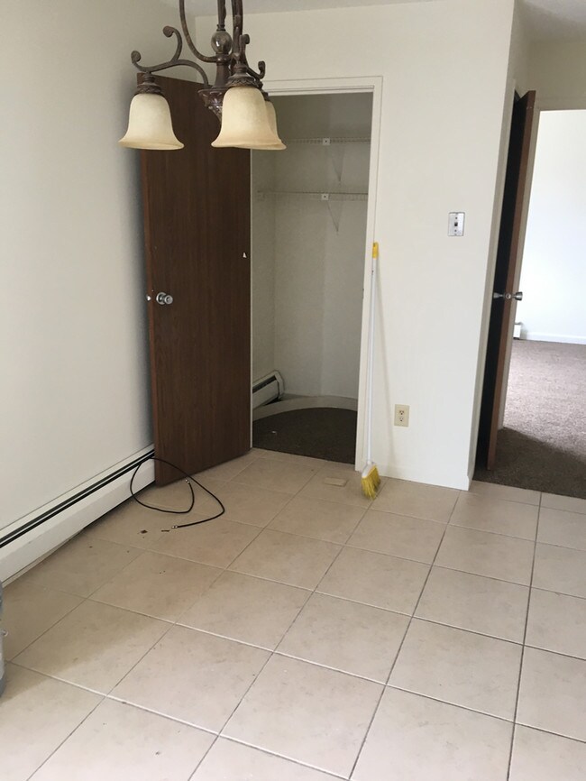 Building Photo - 1 bed 1 bath top floor