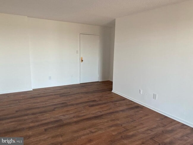 Building Photo - 2311 Pimmit Dr