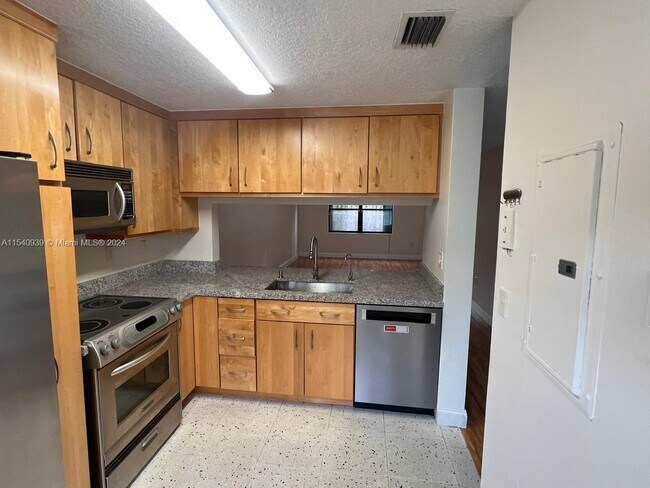 Building Photo - 252 City View Dr