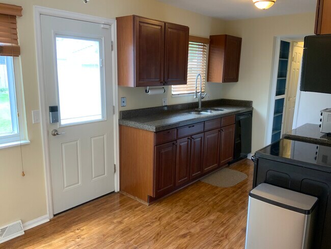 Building Photo - 10795 Moore St