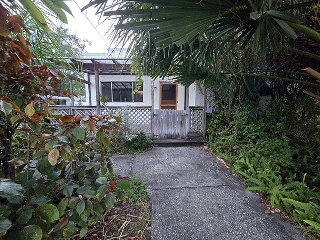 Photo - 940 Bay St NE House