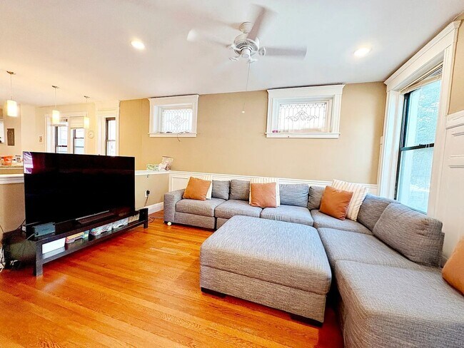 Building Photo - Coolidge Corner Area of Brookline. In-Unit Washer and Dryer, Heat and Hot Water Included, Parking...