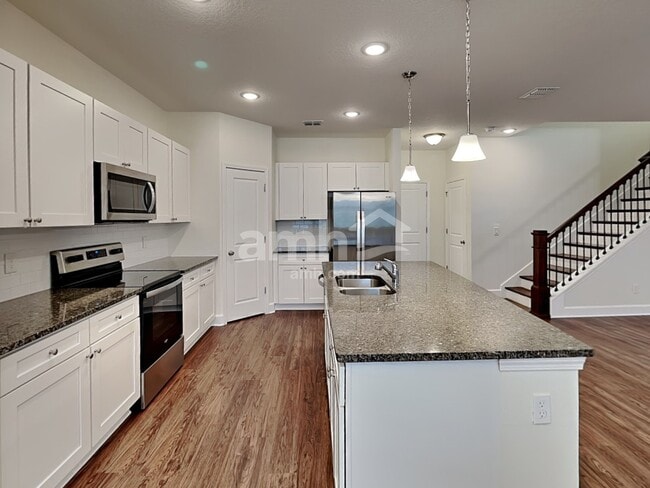 Building Photo - 2437 S Park Ave