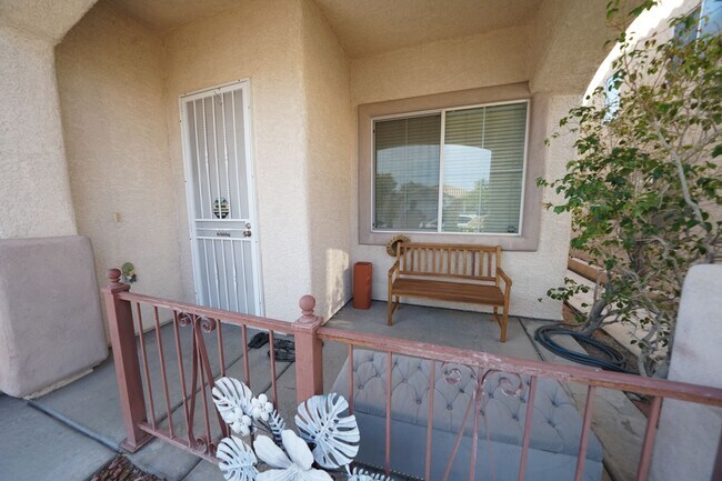 Foto del edificio - SHOWINGS AVAILABLE NOW