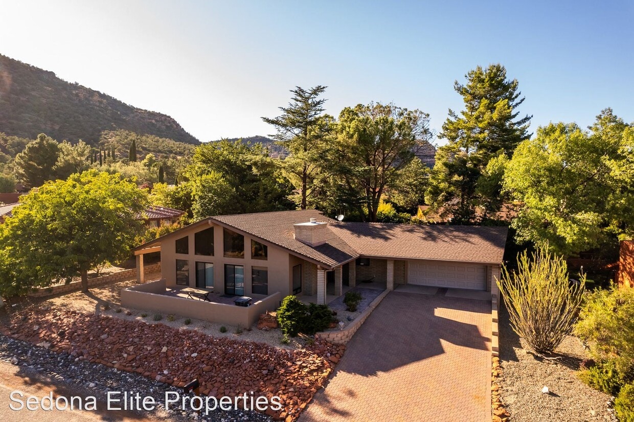 Foto principal - 3 br, 2 bath House - 70 White Cedar Drive
