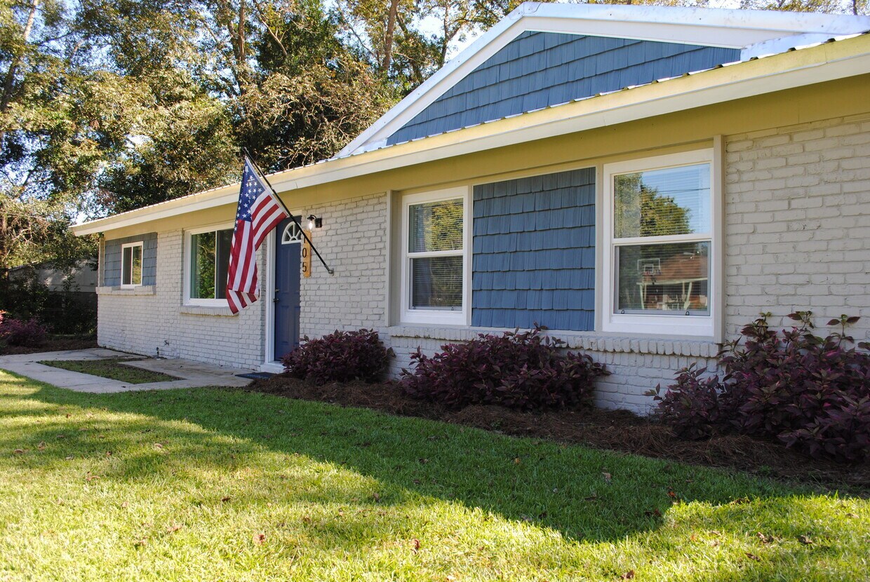 Primary Photo - 105 Deerfield Dr