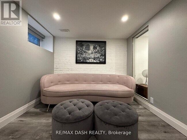 Photo du bâtiment - 725 Palmerston Ave