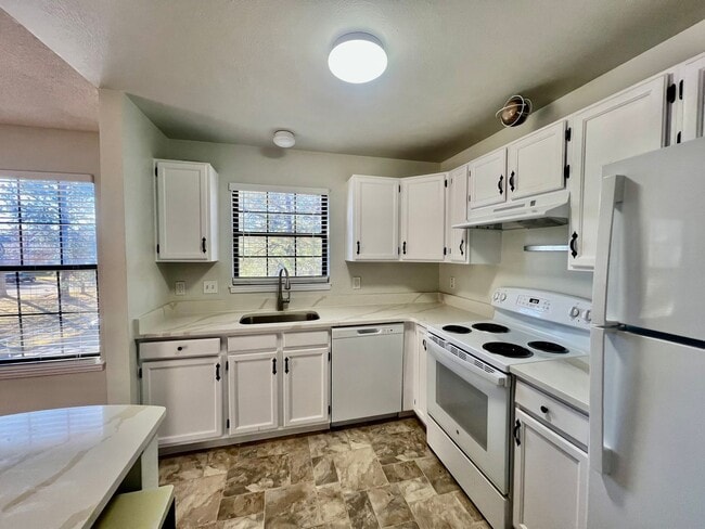 Wonderful Condo In Desirable Lakewood Community - Wonderful Condo In Desirable Lakewood Community